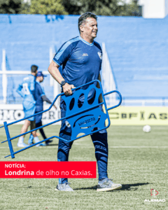 Técnico Claudinei Oliveira conduz material de treino durante preparação do Londrina EC para enfrentar o Caxias pela Série C 2025