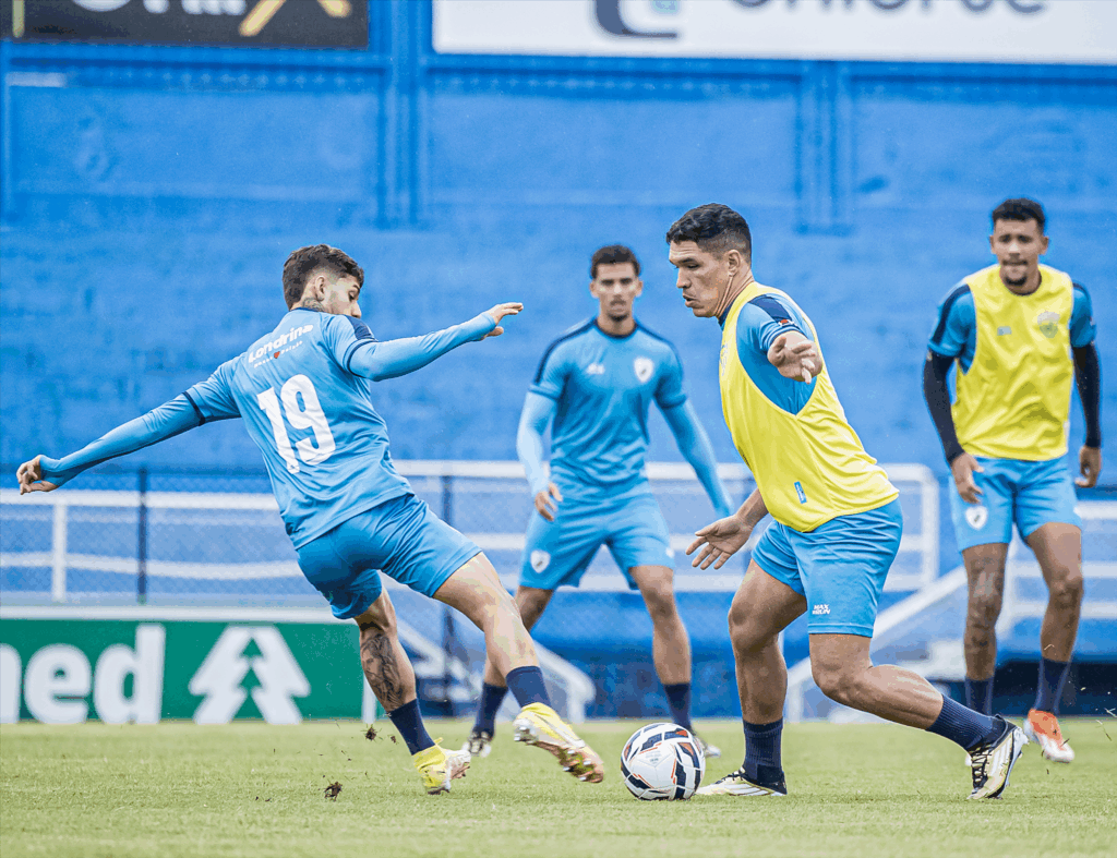 Jogadores do Londrina EC realizam treino no Estádio VGD durante semana livre de jogos da Série C 2025.