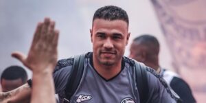 Roger Silva, novo técnico do Londrina Esporte Clube, em destaque com expressão séria